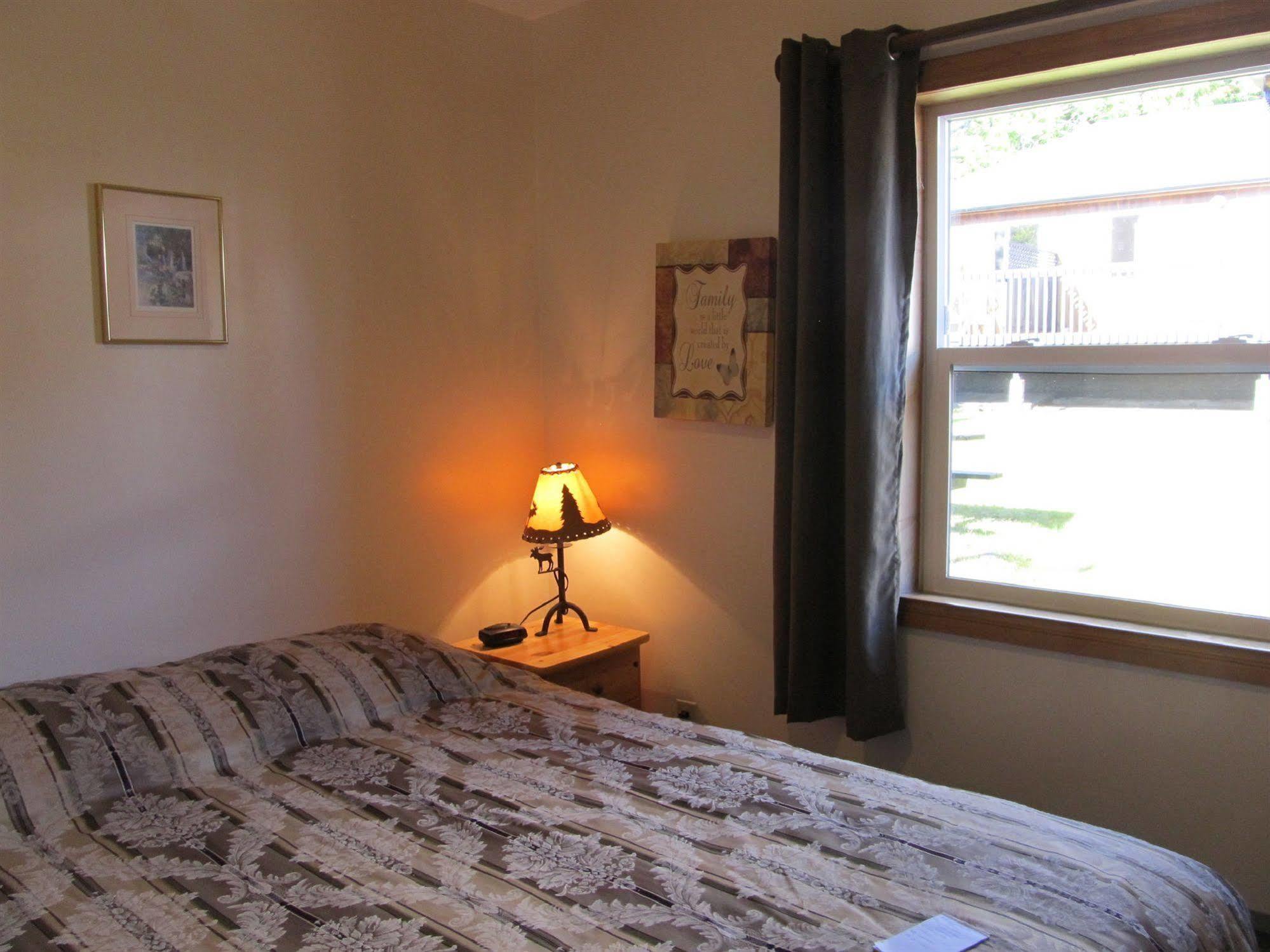 Little Beach Resort Ucluelet Bagian luar foto